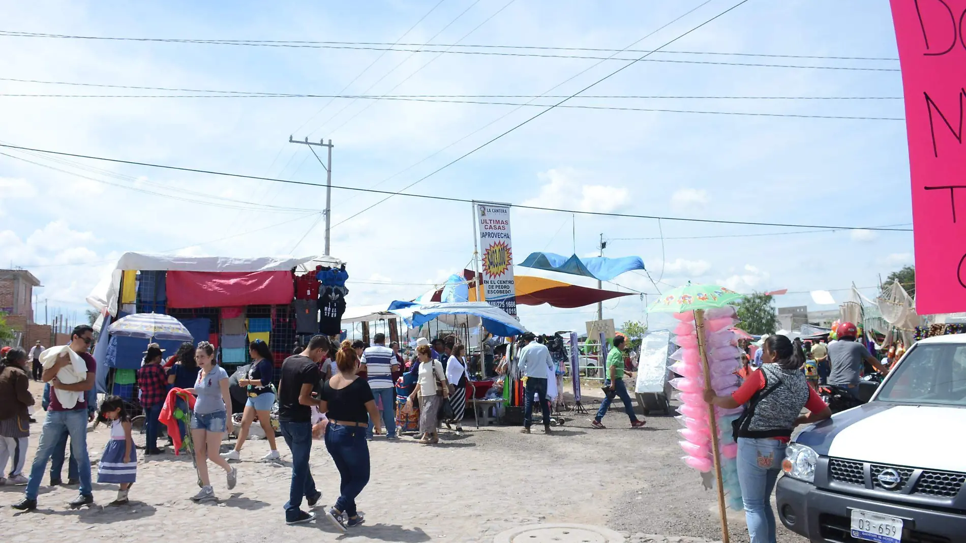 Se acordó que los comerciantes sean beneficiados con obras, en especial en el sitio donde se ubica el tianguis dominical.  Foto Luis Luévanos.